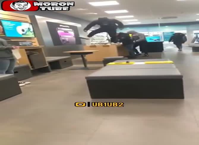 Video :Scum steals phones by breaking them